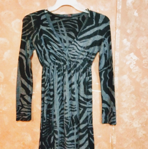 Grimson Ivy Dress - Picture 4 of 7